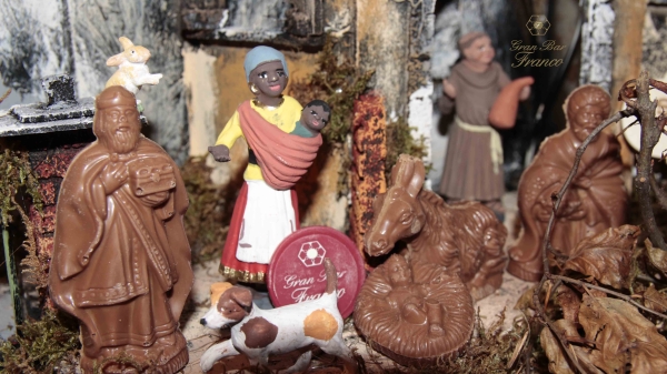 A Napoli i pastori di cioccolato del Bar Franco adornano il presepe